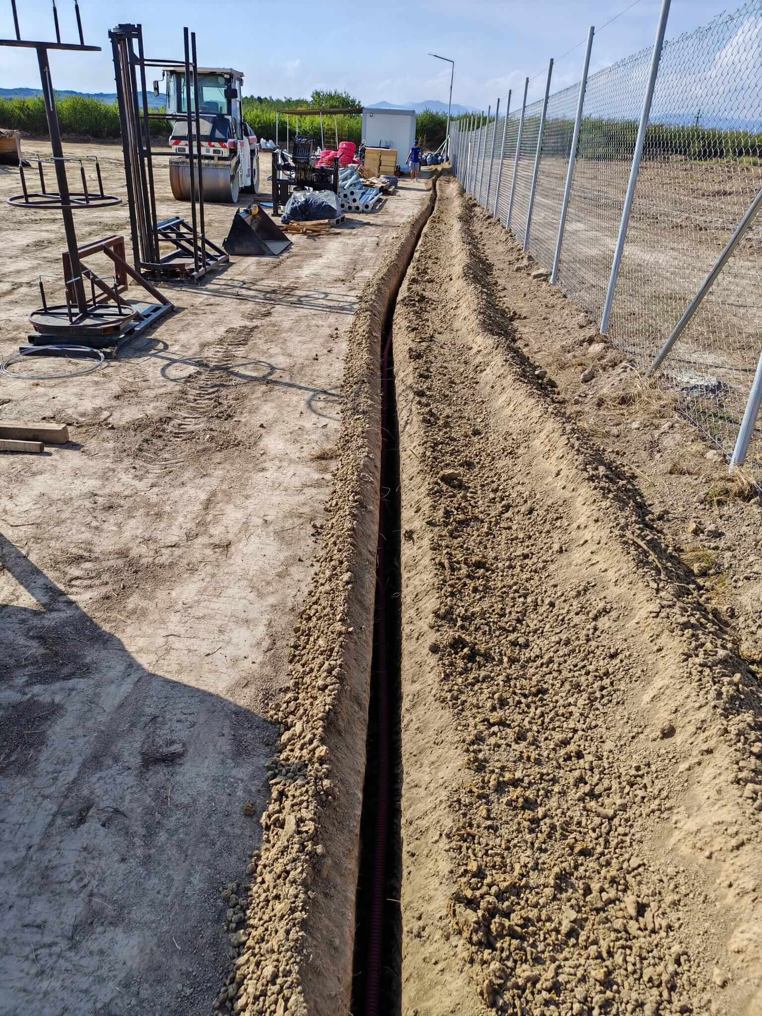 Realizare gauri pentru ingropare cabluri electrice